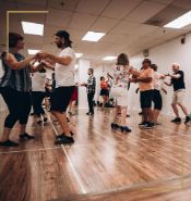 Aprende el ritmo que mas te gusta con las clases de baile grupal.