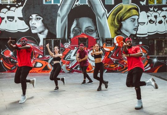 Clases de reggaetón en Medellín para moverte con flow y actitud.