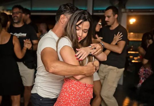 Aprende bachata en Medellín con pasos sensuales y avanzados