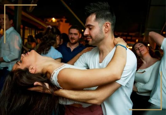 Clases privadas de baile Medellín Academia de salsa y bachata Medellín Dónde tomar clases de salsa en Medellín Mejores clases de baile Medellín Aprender a bailar rápido Medellín Clases de baile para parejas Medellín Salsa y bachata para principiantes Medellín Escuela de baile para turistas Medellín Clases de ritmos latinos Medellín Baile social Medellín