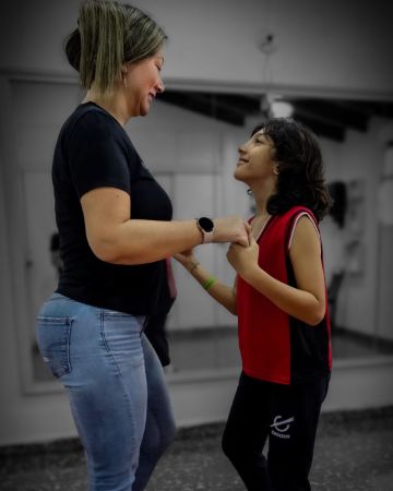 Madre e hijo fortalecen su vínculo mientras aprenden a bailar juntos en Medellín. Clases divertidas para compartir en familia y crear recuerdos inolvidables.