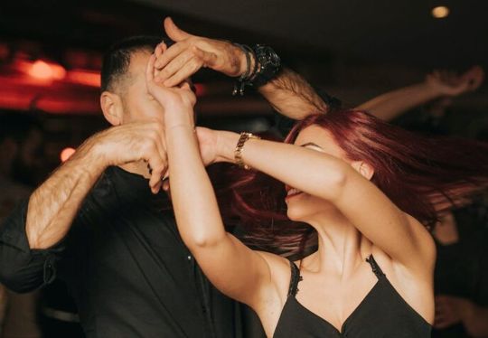 Clases de porro en Medellín para dominar el ritmo tradicional colombiano